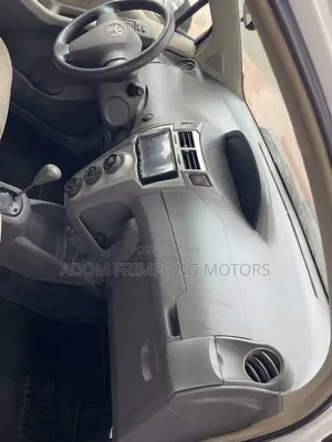 Toyota Vitz 2010 White