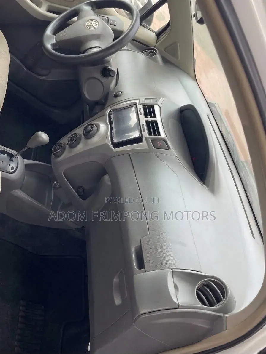 Toyota Vitz 2010 White