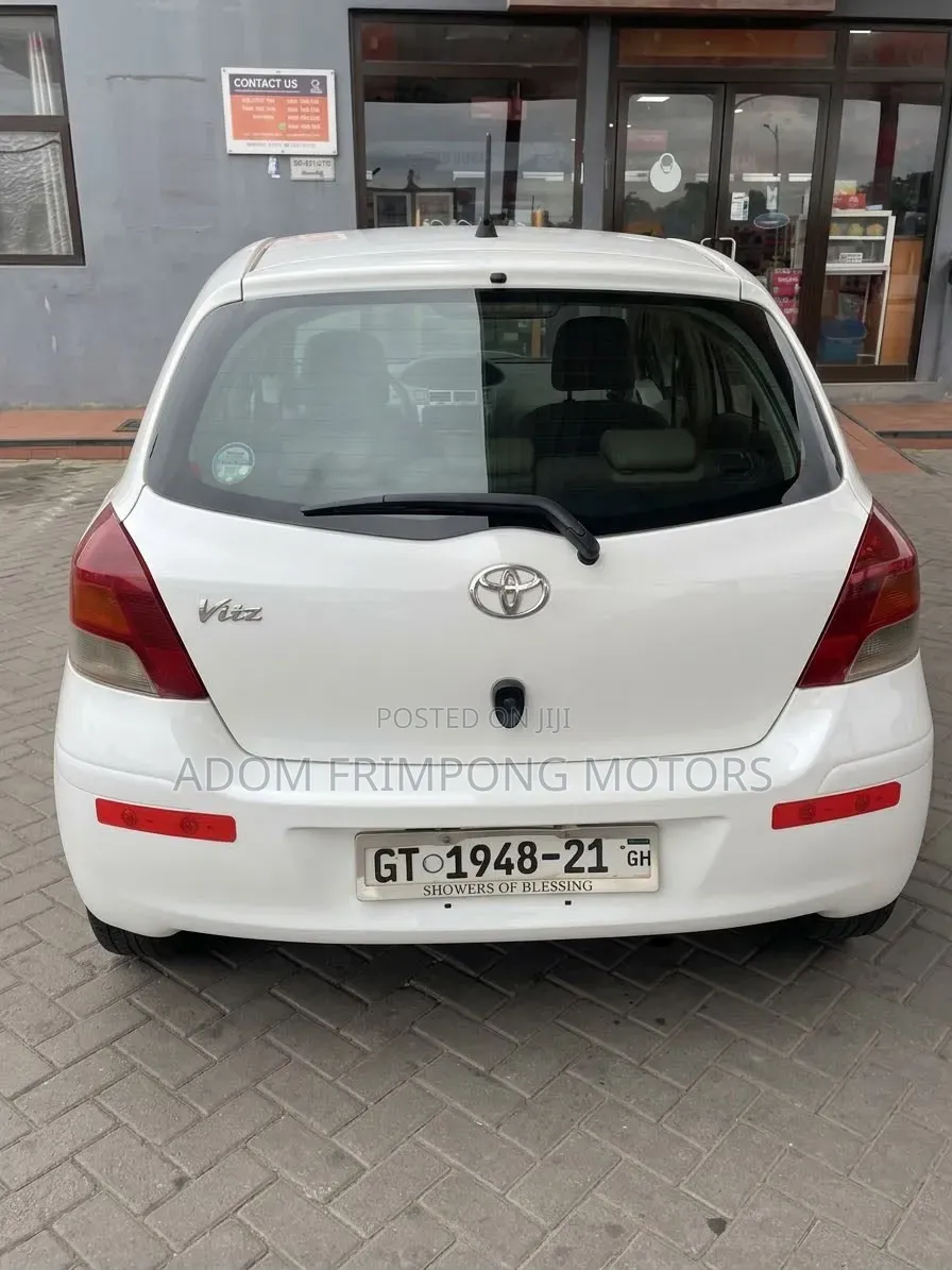 Toyota Vitz 2010 White