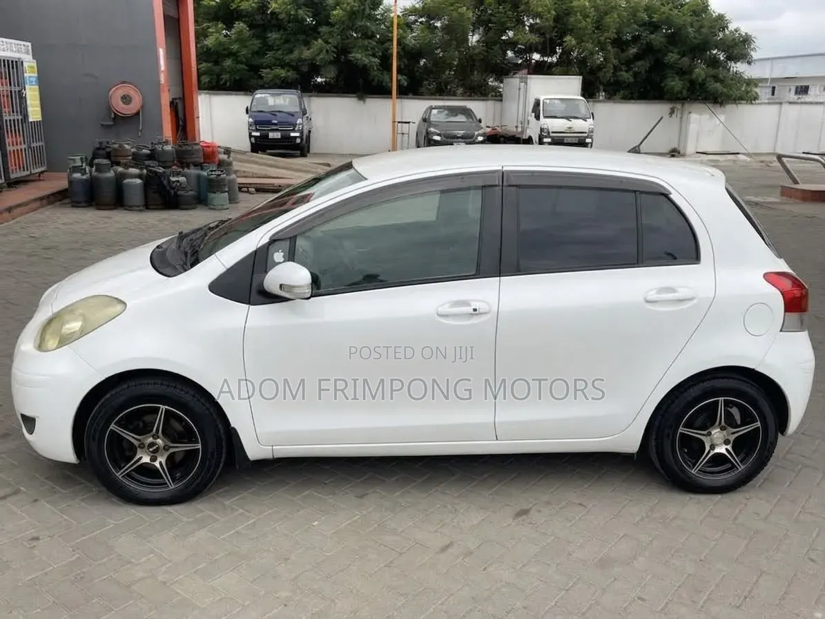 Toyota Vitz 2010 White