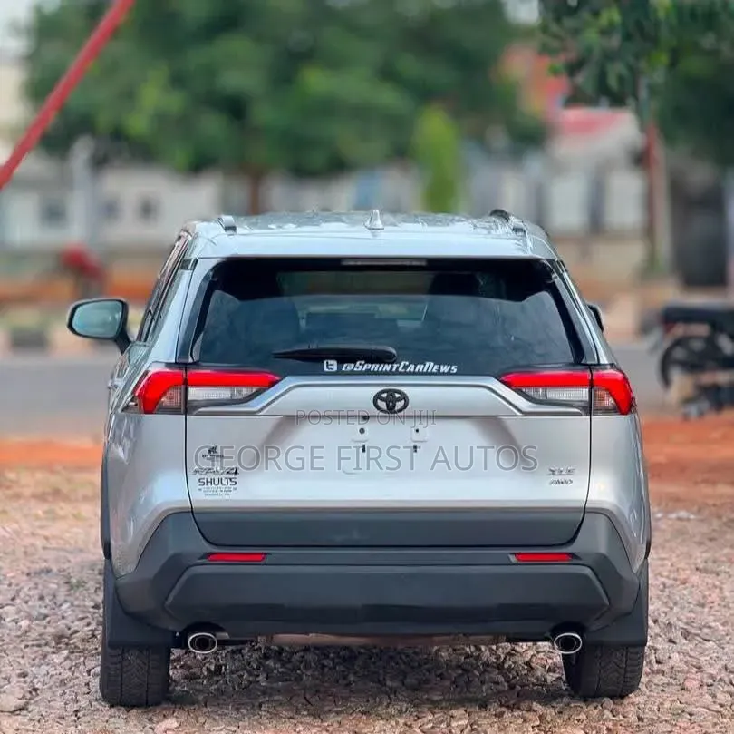 Toyota RAV4 XLE 2021 Silver