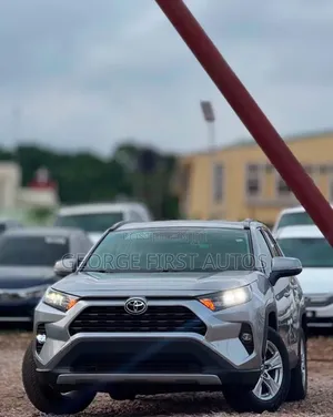 Toyota RAV4 XLE 2021 Silver