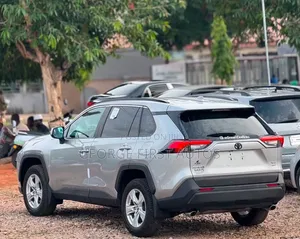 Toyota RAV4 XLE 2021 Silver