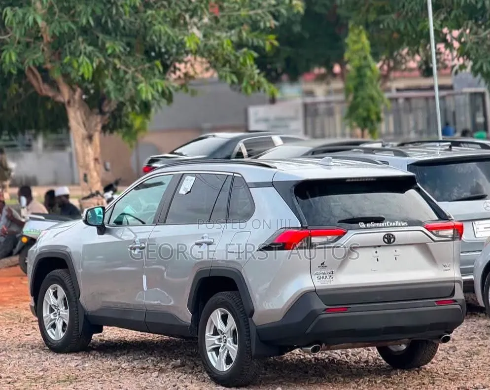 Toyota RAV4 XLE 2021 Silver