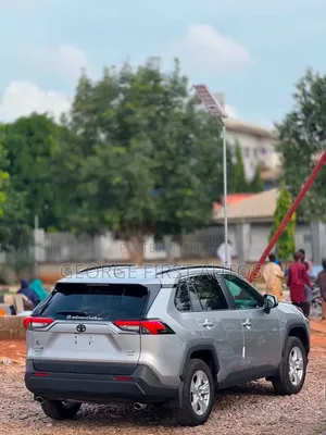Toyota RAV4 XLE 2021 Silver