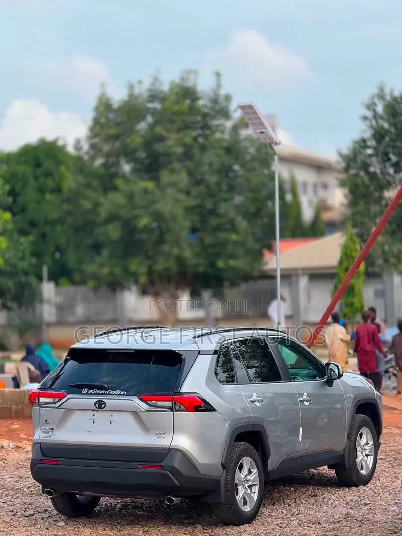 Toyota RAV4 XLE 2021 Silver