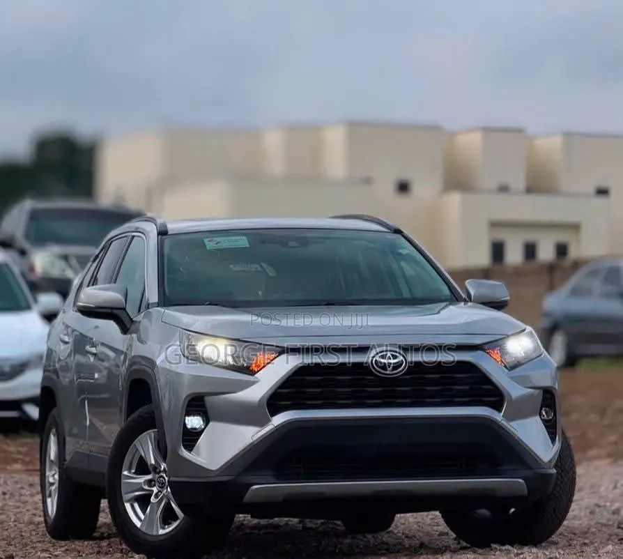 Toyota RAV4 XLE 2021 Silver