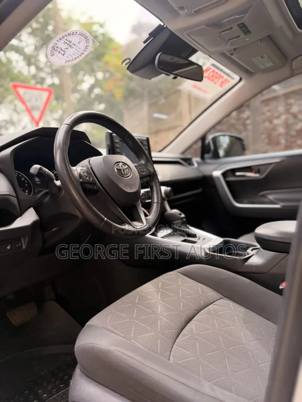 Toyota RAV4 XLE 2021 Silver