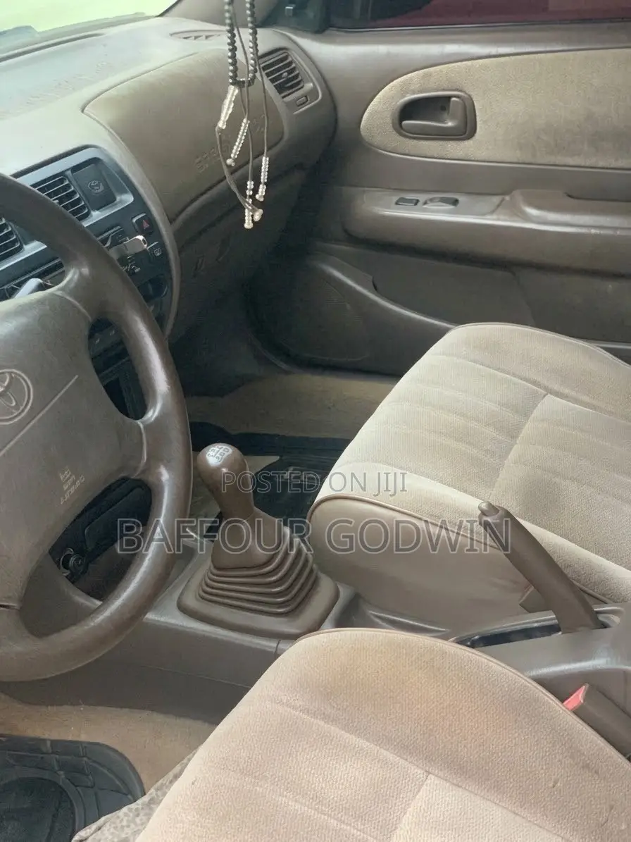 Toyota Corolla 1.6 Sedan 1997 Gold