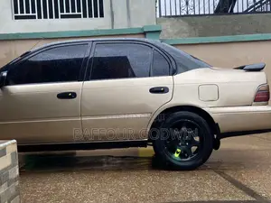 Toyota Corolla 1.6 Sedan 1997 Gold