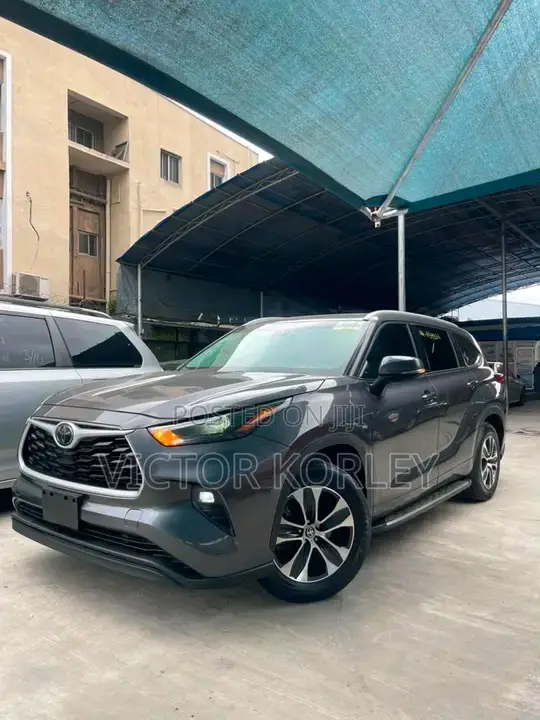 Toyota Highlander XLE 2022 Gray