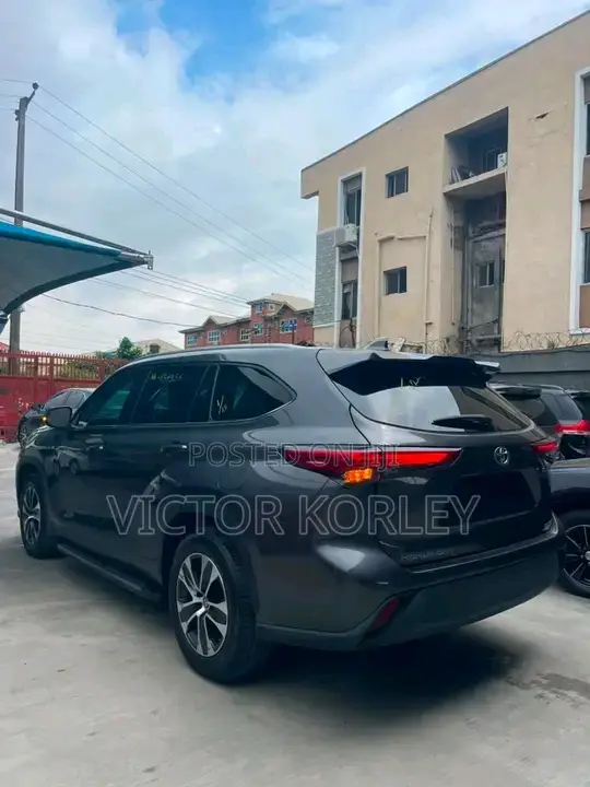 Toyota Highlander XLE 2022 Gray