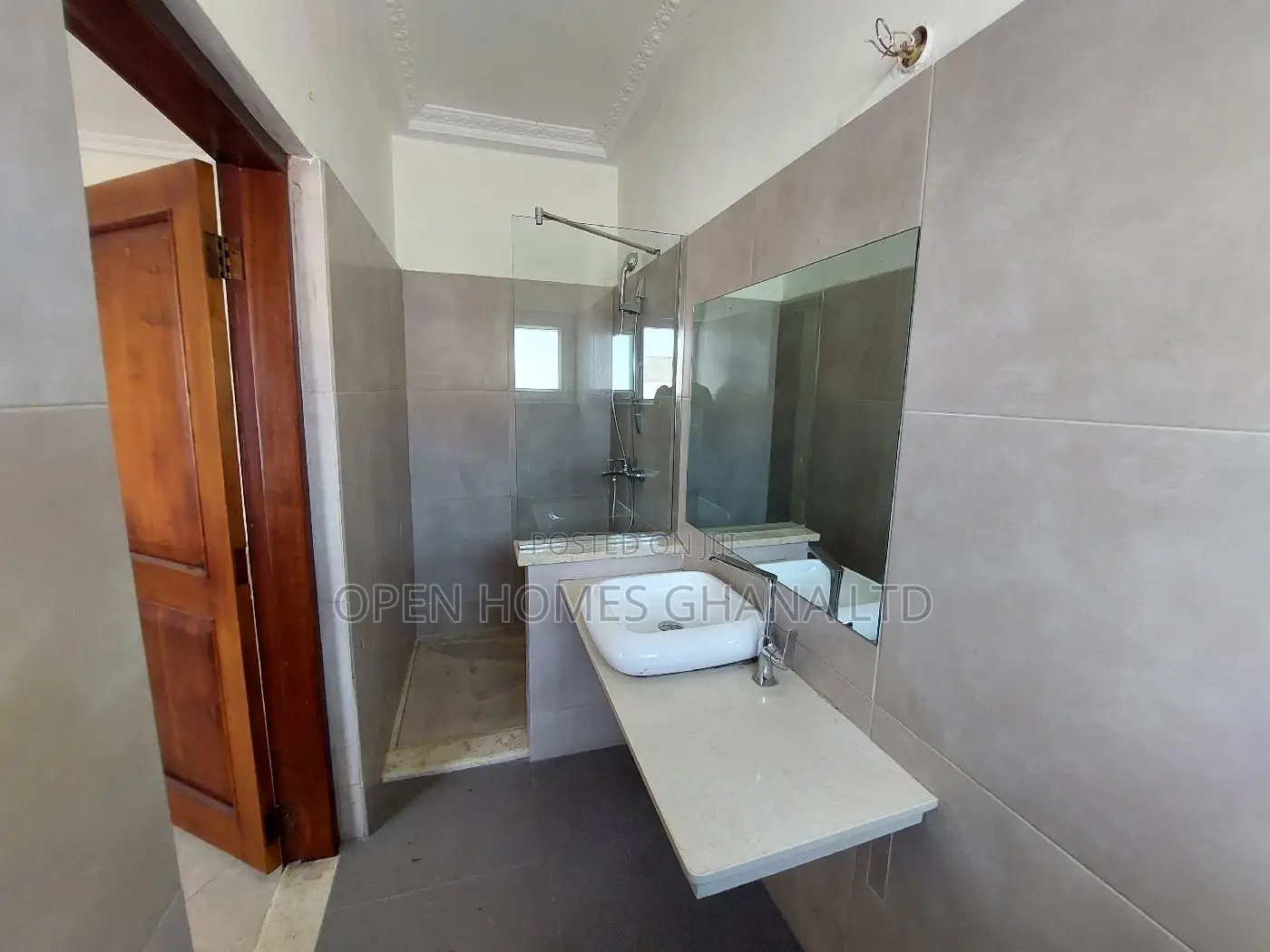 8bdrm House in Ghana Link Area for rent