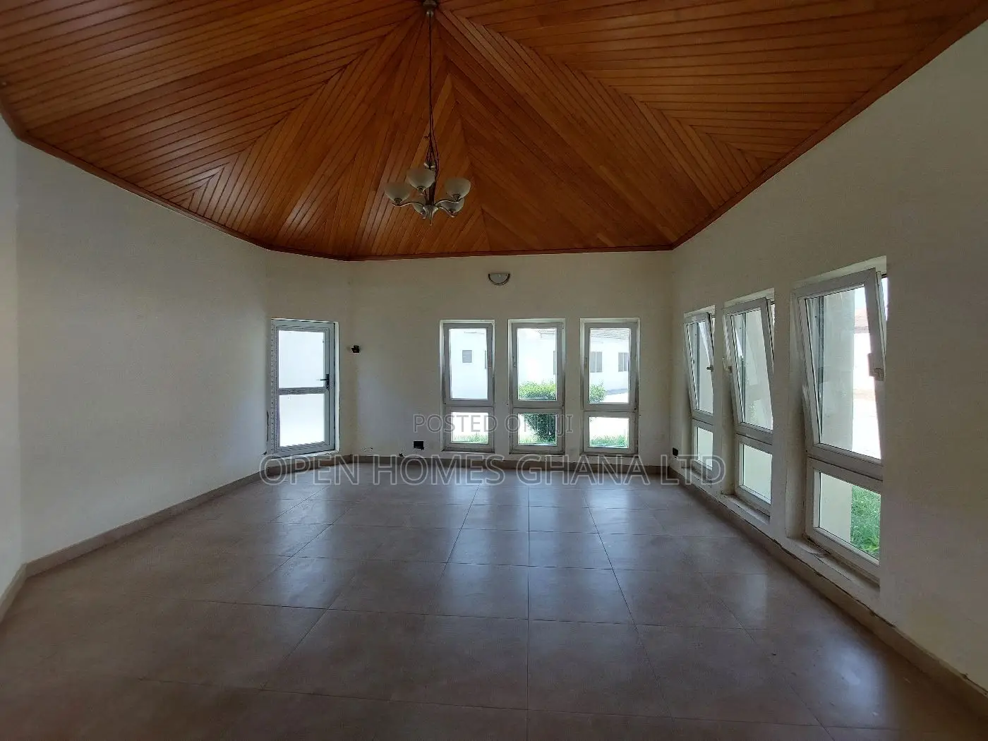 8bdrm House in Ghana Link Area for rent
