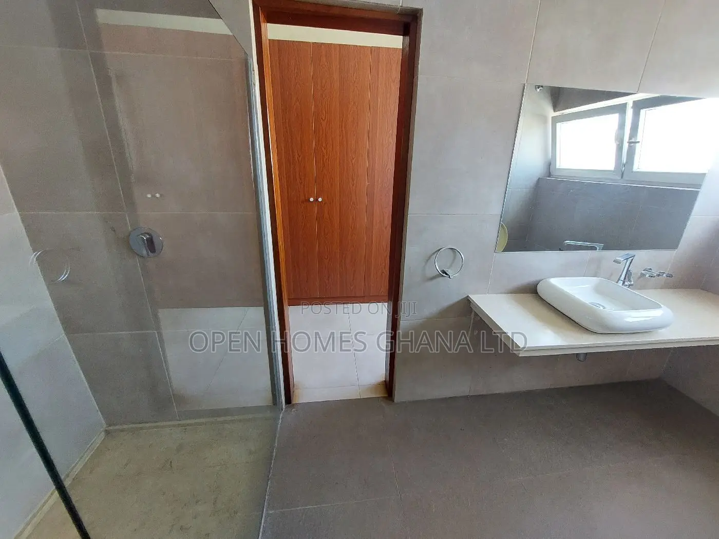 8bdrm House in Ghana Link Area for rent