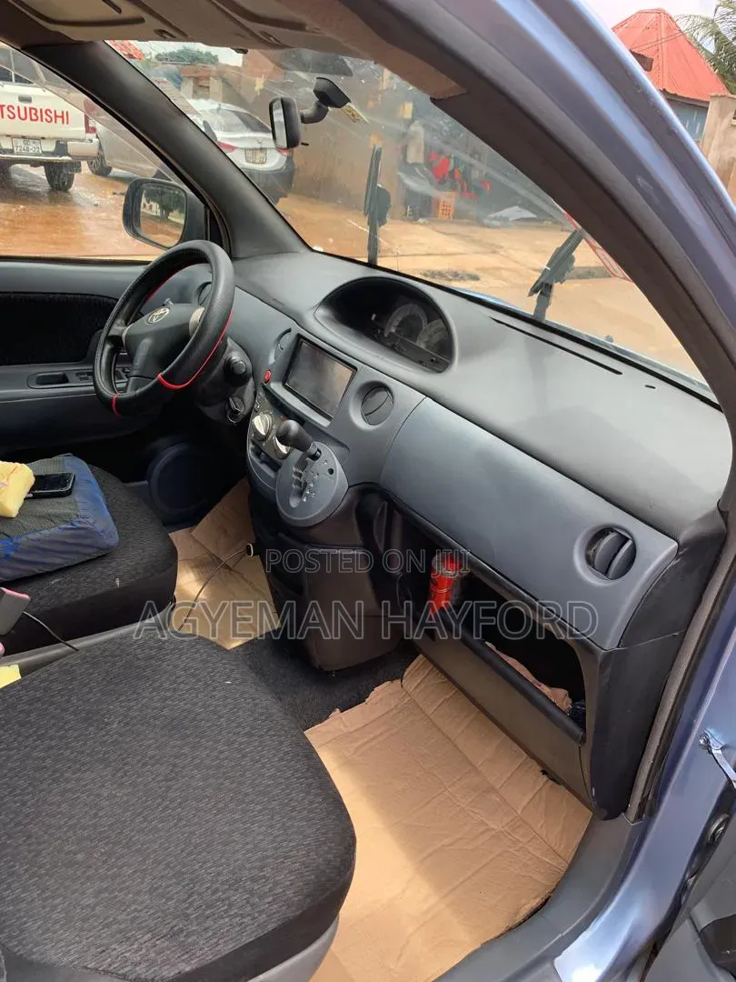 Toyota Sienta 2014 Blue