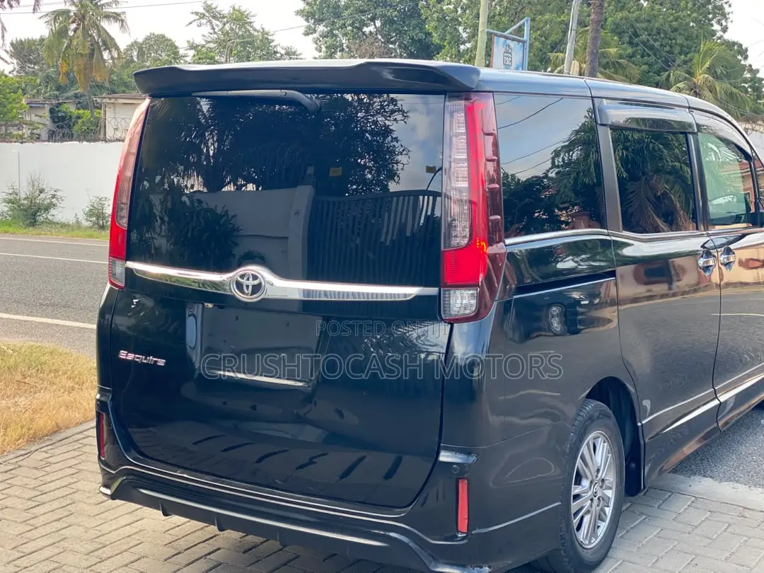 Toyota Esquire 2.0 AWD (7 seater) 2016 Black