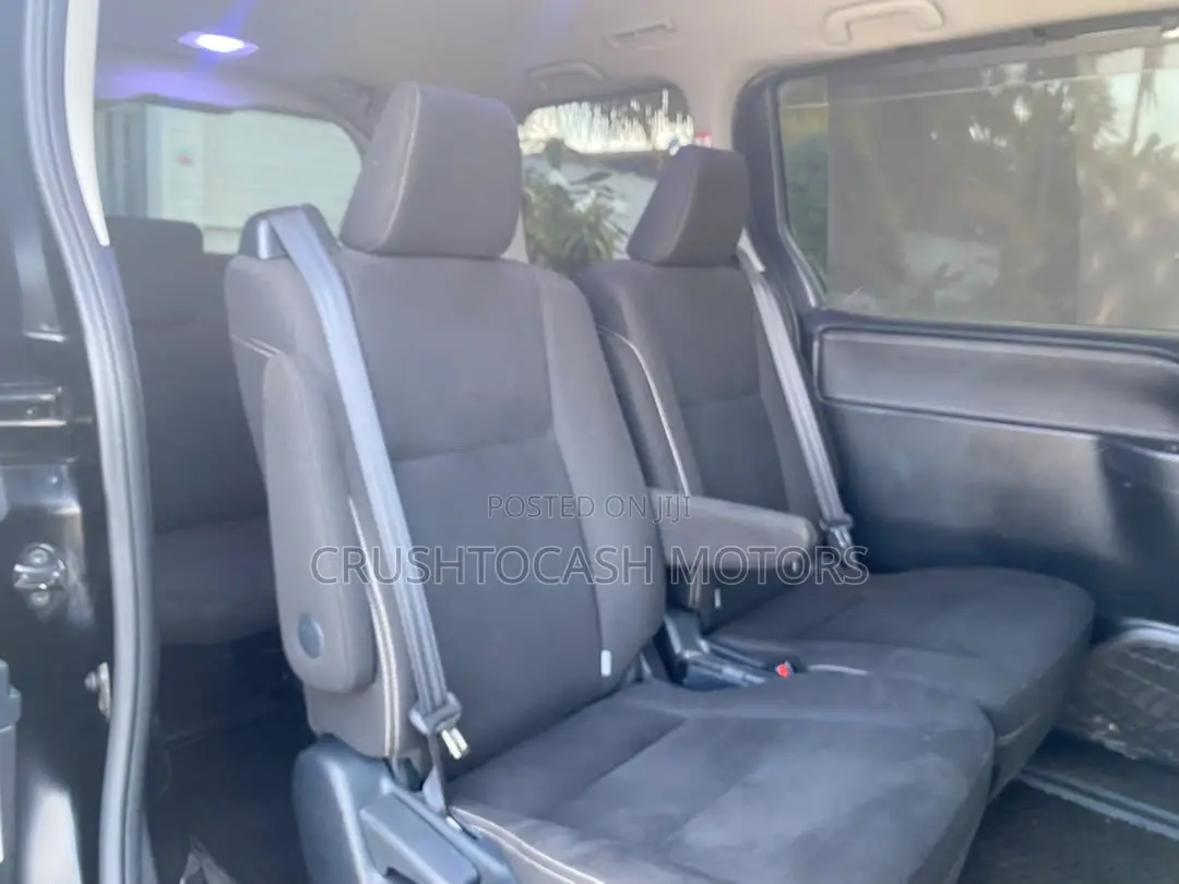 Toyota Esquire 2.0 AWD (7 seater) 2016 Black