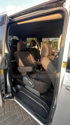 Toyota Noah 2.0 143hp AWD (7 Seater) 2013 Silver
