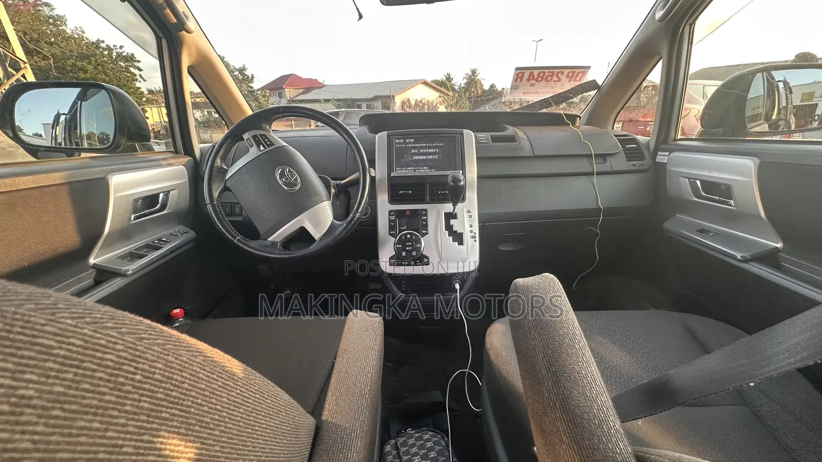 Toyota Noah 2.0 143hp AWD (7 Seater) 2013 Silver