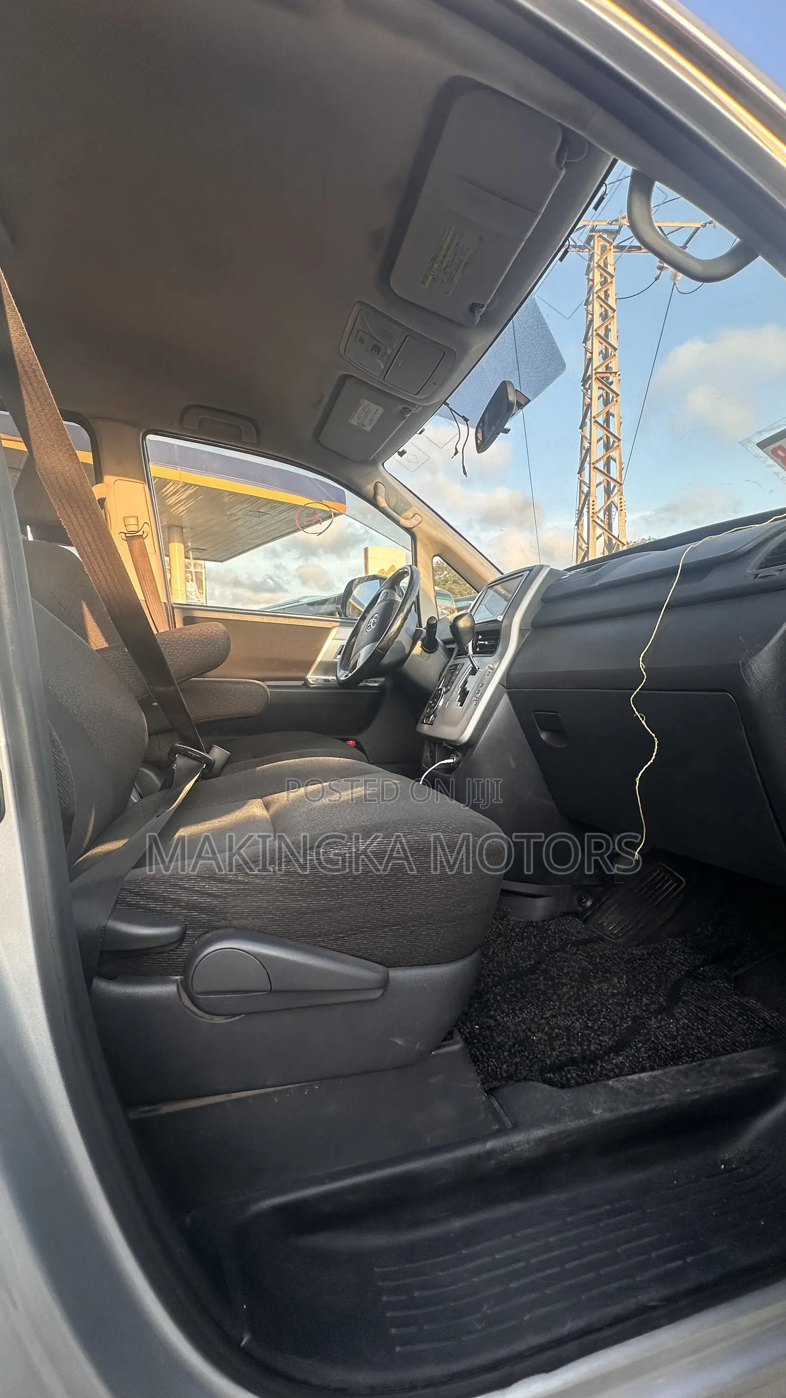 Toyota Noah 2.0 143hp AWD (7 Seater) 2013 Silver