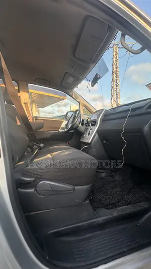Toyota Noah 2.0 143hp AWD (7 Seater) 2013 Silver
