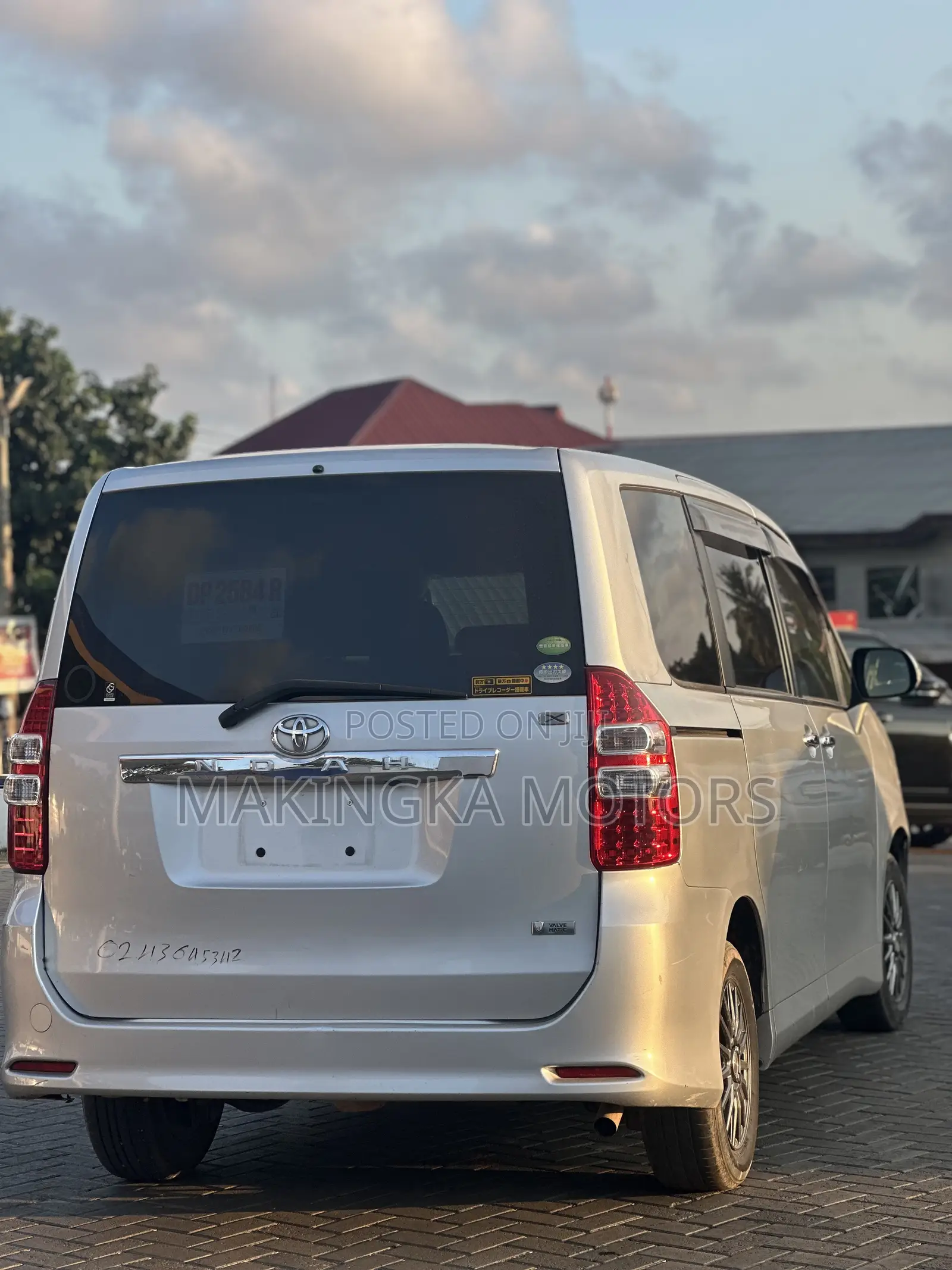 Toyota Noah 2.0 143hp AWD (7 Seater) 2013 Silver