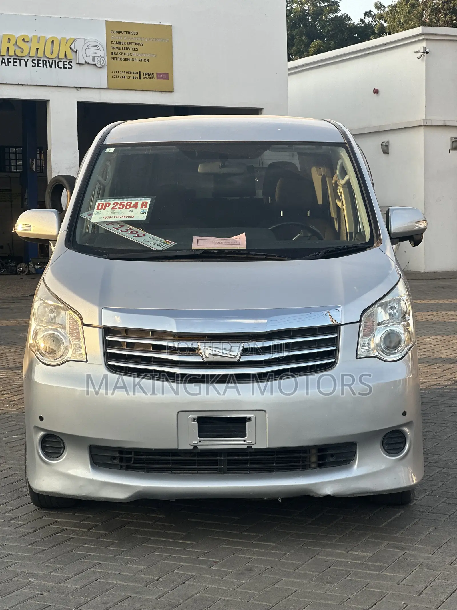Toyota Noah 2.0 143hp AWD (7 Seater) 2013 Silver