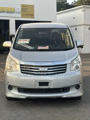 Toyota Noah 2.0 143hp AWD (7 Seater) 2013 Silver
