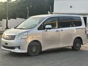 Toyota Noah 2.0 143hp AWD (7 Seater) 2013 Silver