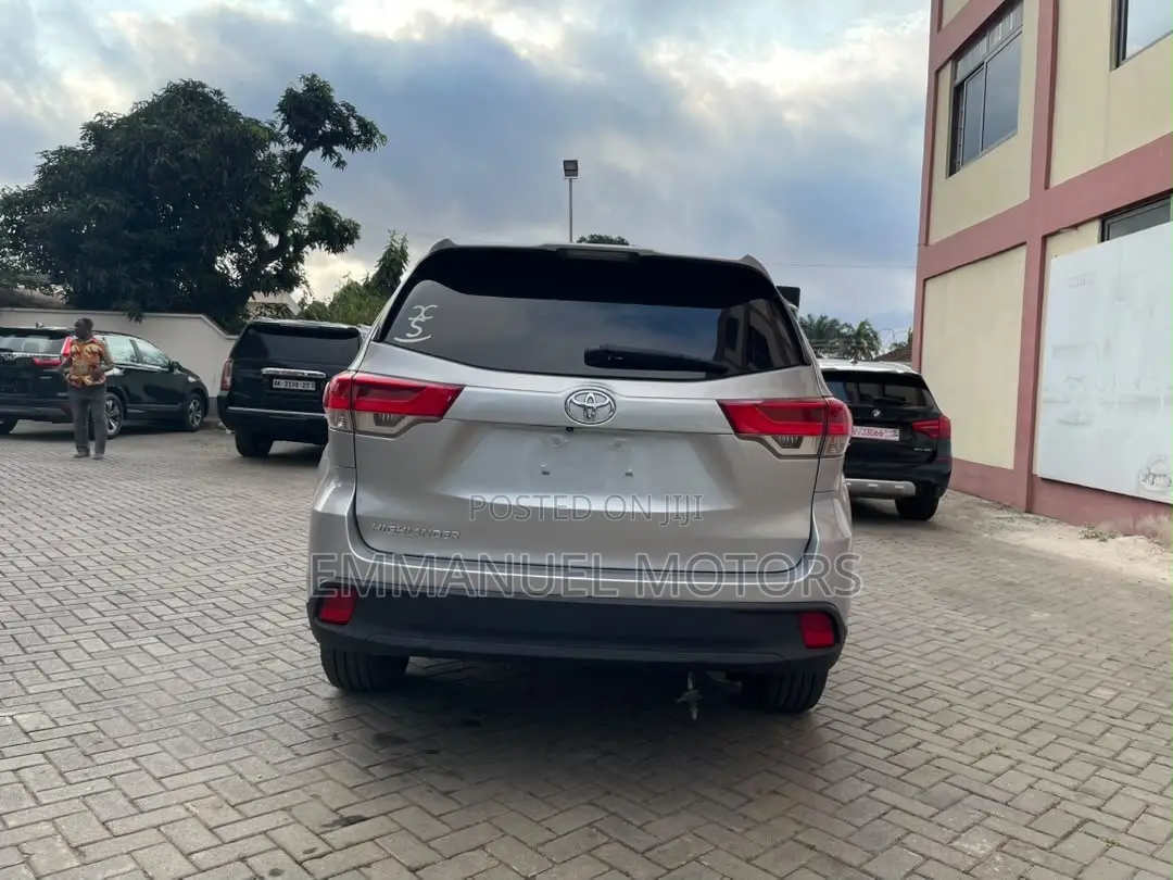Toyota Highlander LE Plus 2019 Silver