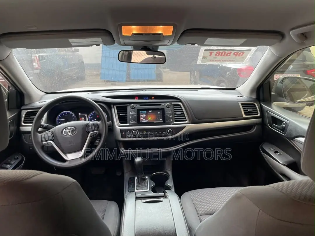 Toyota Highlander LE Plus 2019 Silver