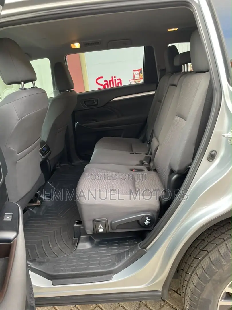 Toyota Highlander LE Plus 2019 Silver