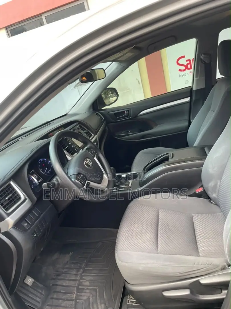 Toyota Highlander LE Plus 2019 Silver