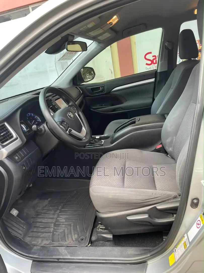 Toyota Highlander LE Plus 2019 Silver