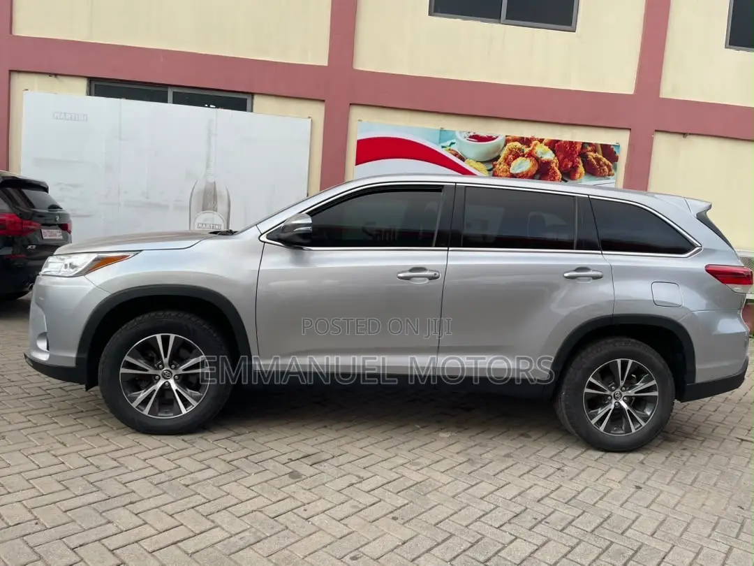 Toyota Highlander LE Plus 2019 Silver