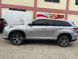 Toyota Highlander LE Plus 2019 Silver