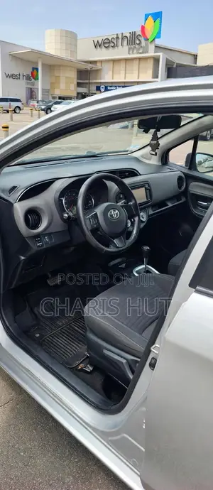 Toyota Yaris SE Hatchback 5dr 2015 Silver