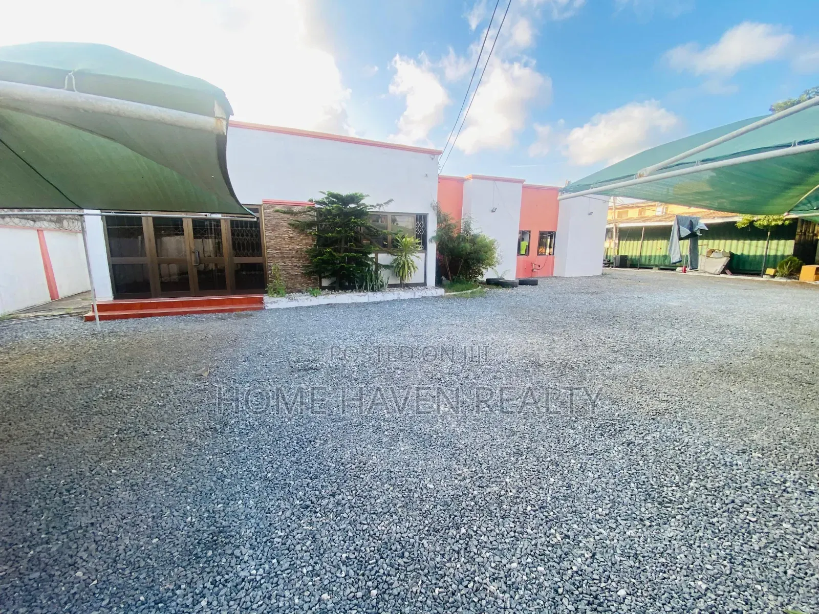 11bdrm House in Dzorwulu for rent