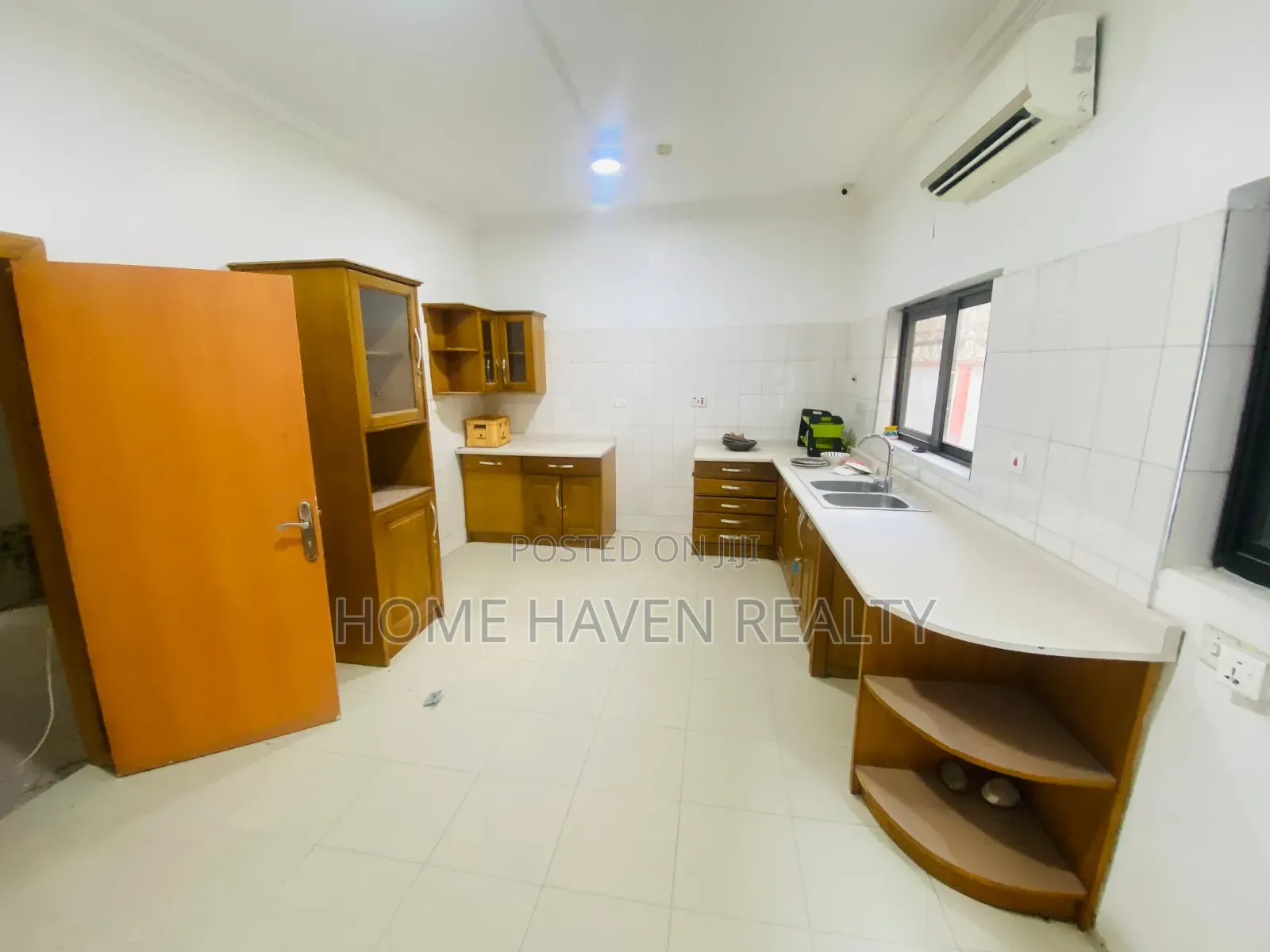 11bdrm House in Dzorwulu for rent