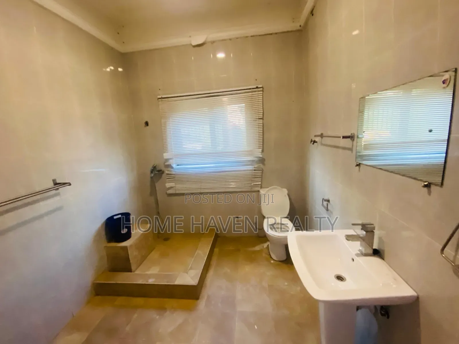 11bdrm House in Dzorwulu for rent