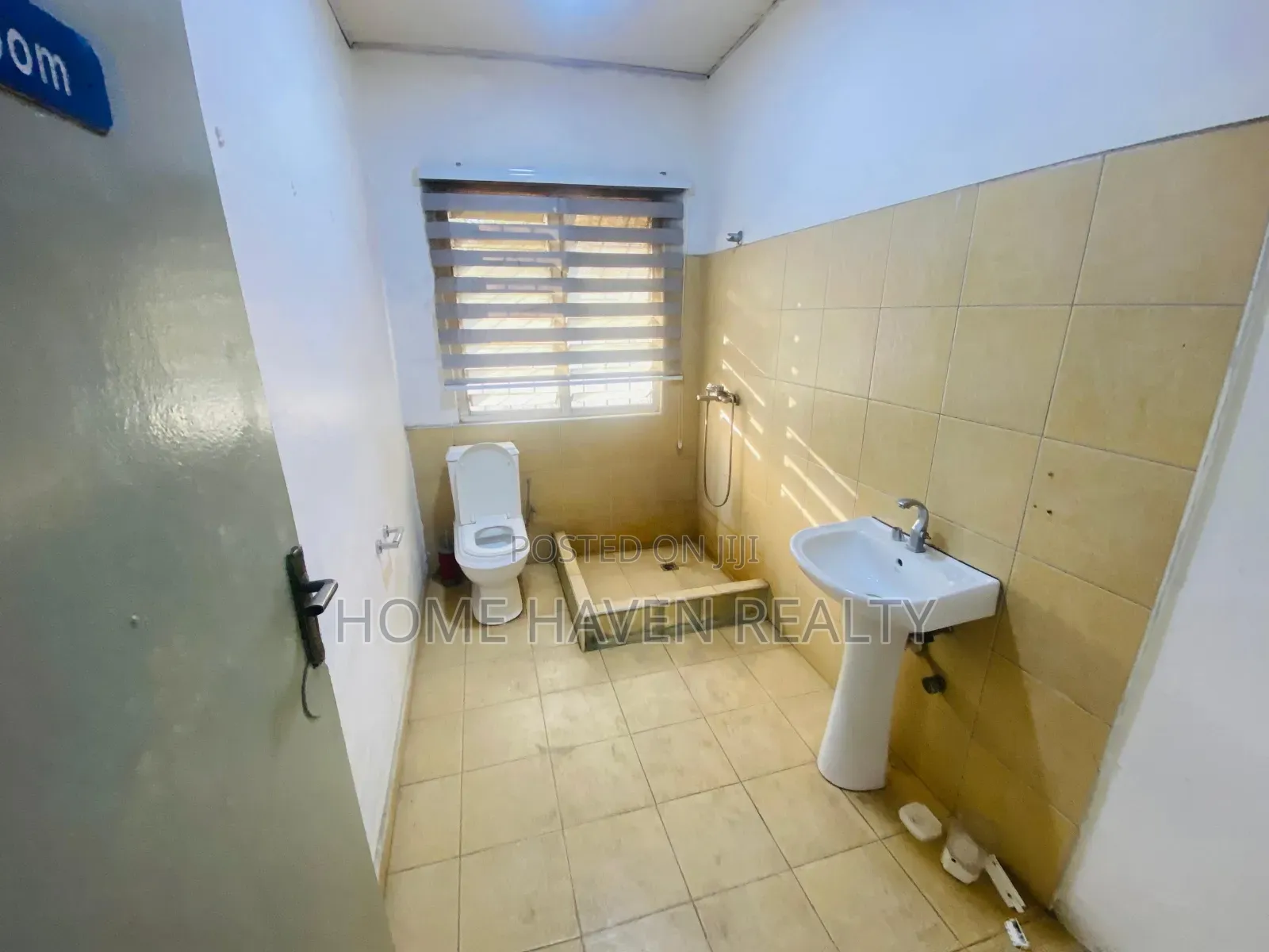 11bdrm House in Dzorwulu for rent