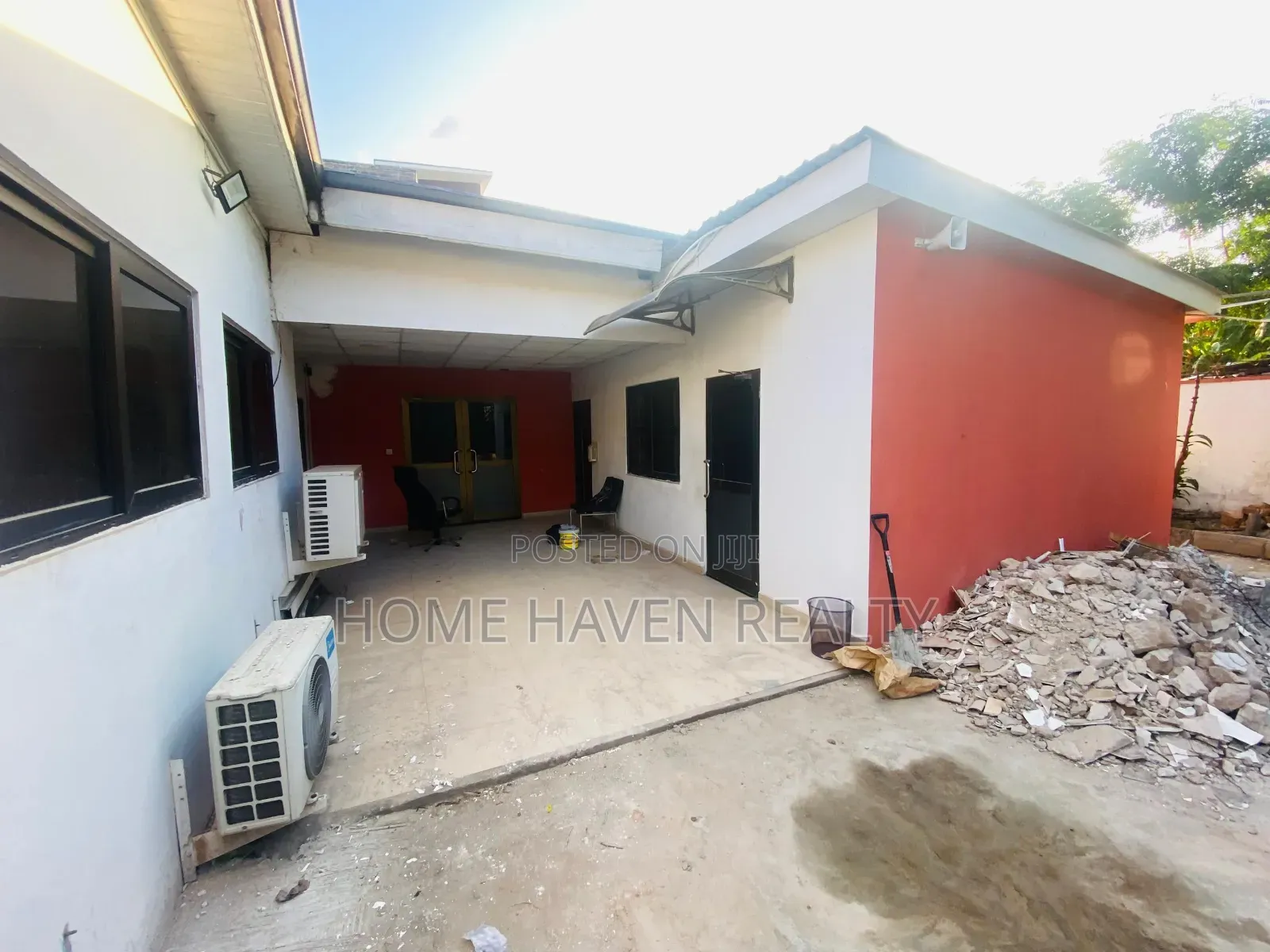 11bdrm House in Dzorwulu for rent