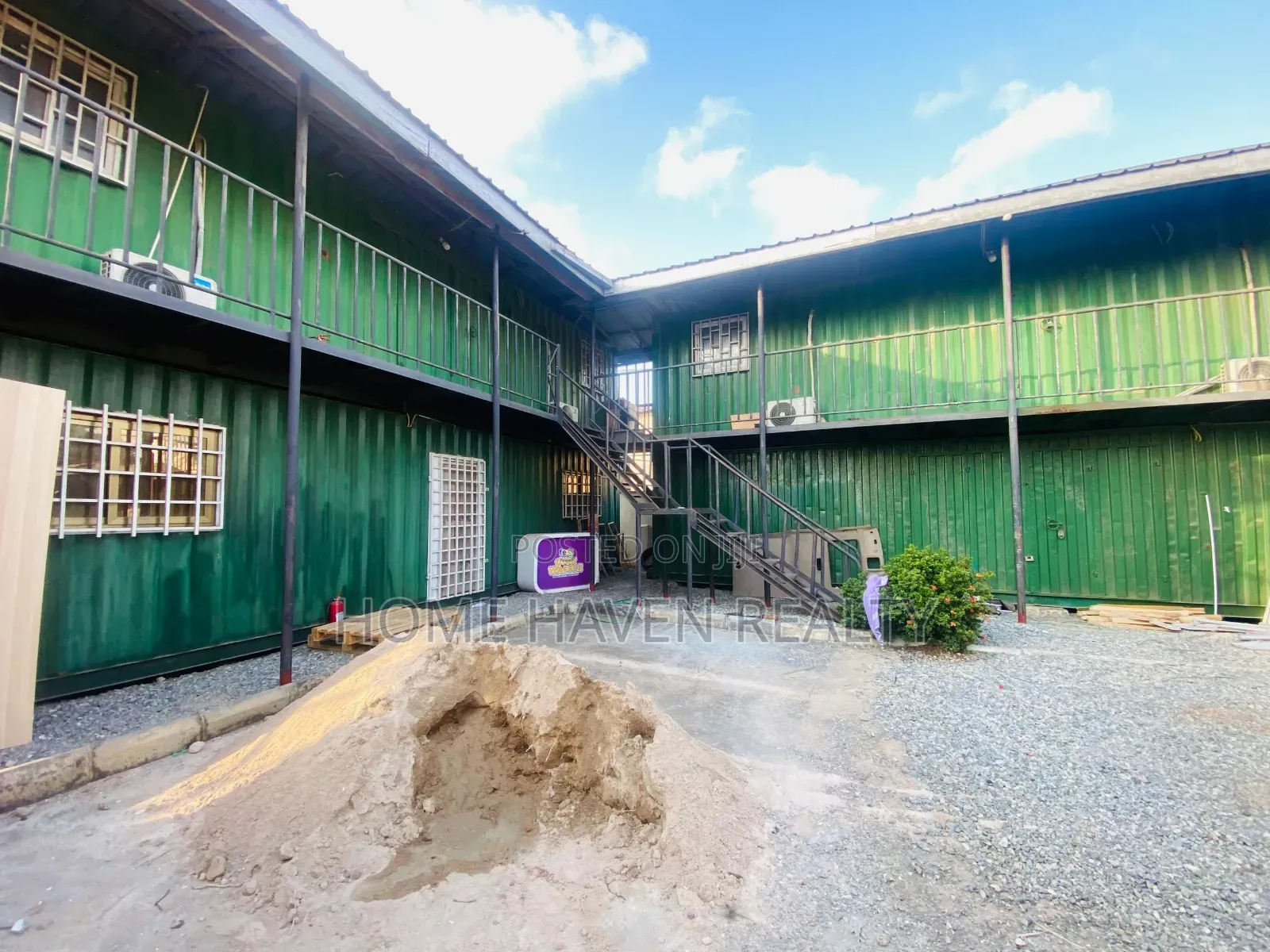 11bdrm House in Dzorwulu for rent