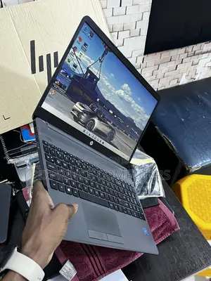 Laptop HP 250 G8 4GB Intel Celeron HDD 750GB