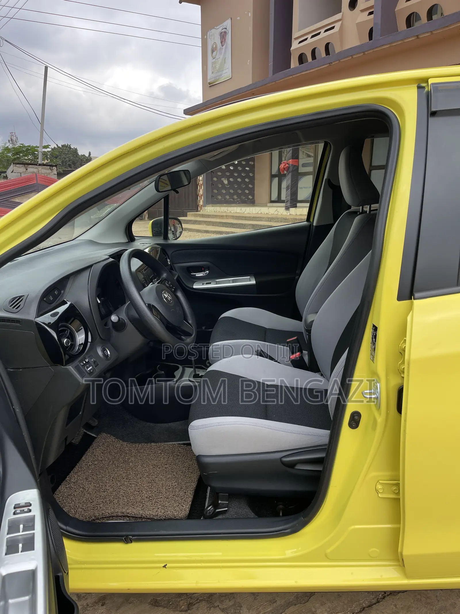 Toyota Vitz 1.3 AWD 5dr 2015 Yellow