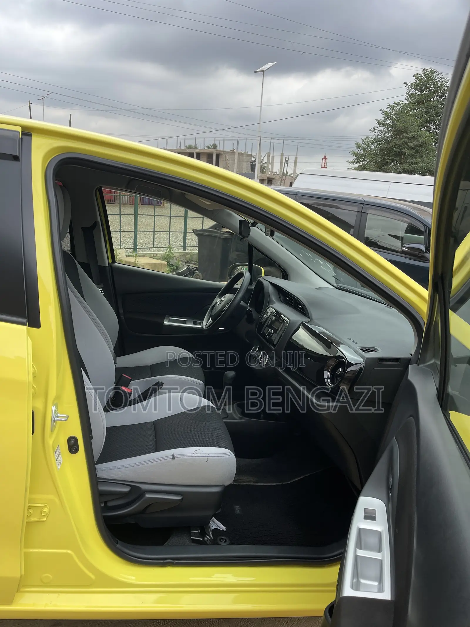 Toyota Vitz 1.3 AWD 5dr 2015 Yellow