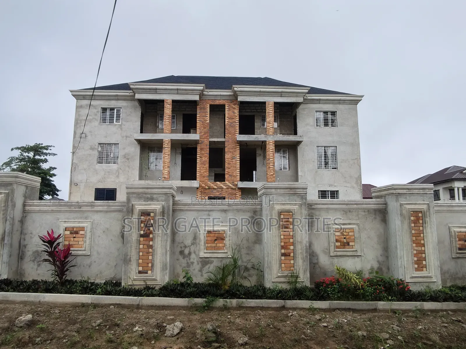12bdrm House in Ejisu for sale