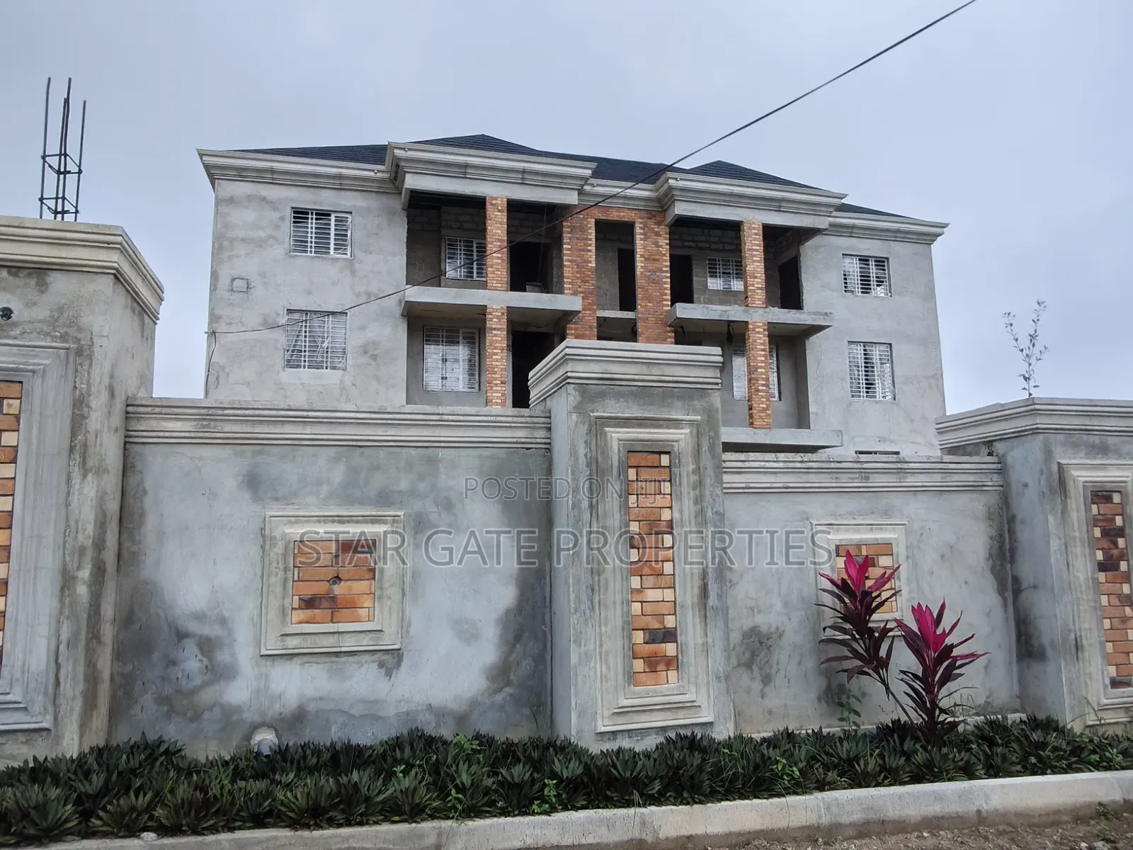 12bdrm House in Ejisu for sale