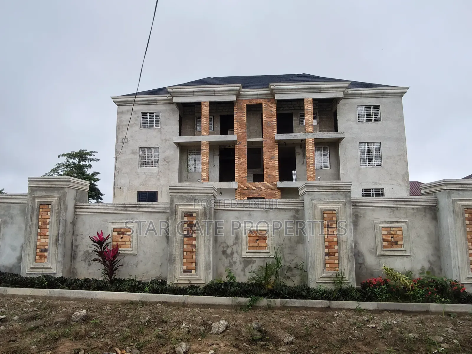 12bdrm House in Ejisu for sale